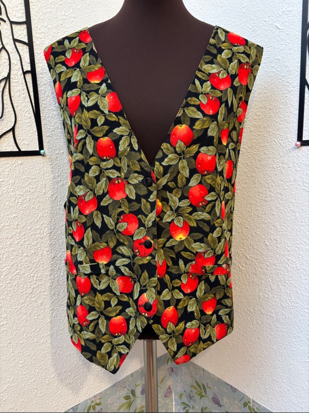 Vintage 1980’s Orvis Red Apple Print V-Neck Novelty Vest. Size XL.